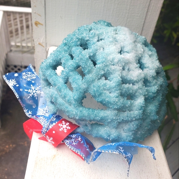 🎄 HAND CRAFTED faux Crystal igloo basket with 3 snowballs - Picture 4 of 5